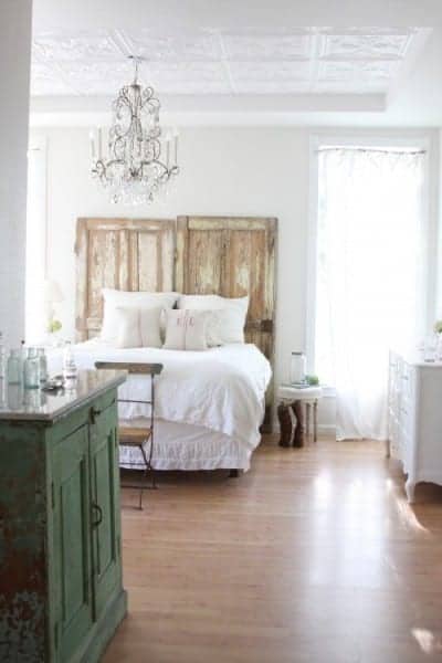 Chandeliers  Bedrooms on Country Decor Bedroom With Chandelier